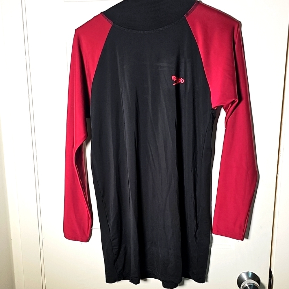 Speedo Black and‎ Red Long Sleeve Shirt. Size Large Hooded.